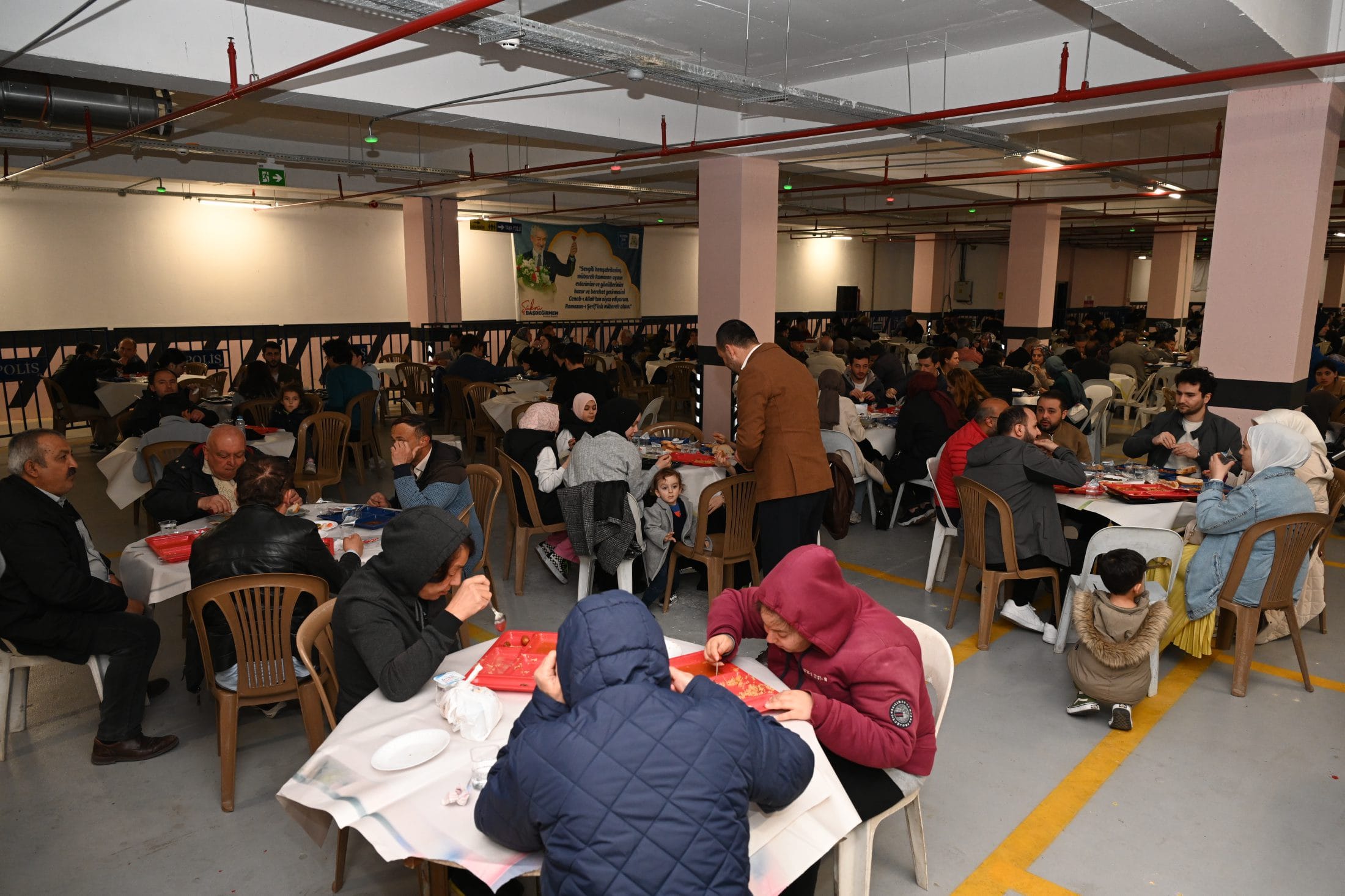 Isparta Ramazan'a Hazır: Şehir Işıklarla Aydınlandı, Birlik Sofraları Kuruldu