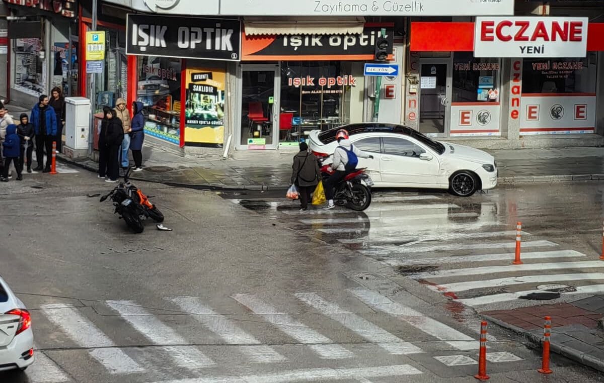 Hastane Caddesi'nde Trafik Kazası: Motosiklet Sürücüsü Hafif Yaralı