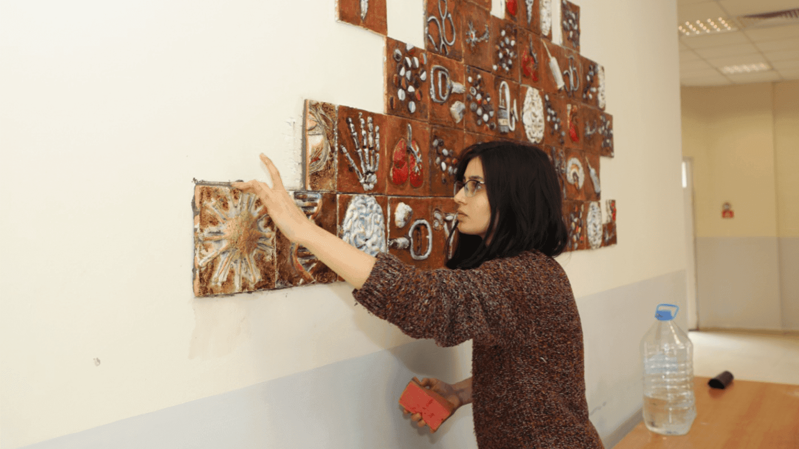 Geleceğin Hekimleri Sanatla Buluştu: Tıp Fakültesi Öğrencilerinden Özgün Seramik Panolar