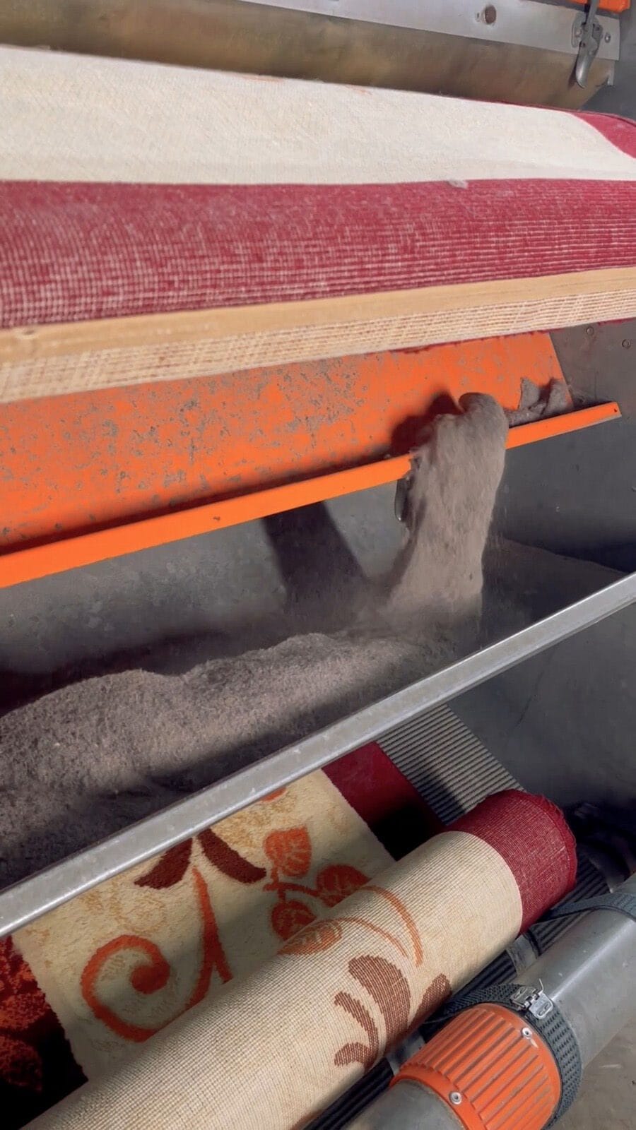 Isparta'dan Yayılan Şok Görüntüler: Halılardaki Görünmez Tehlike Gözler Önüne Serildi