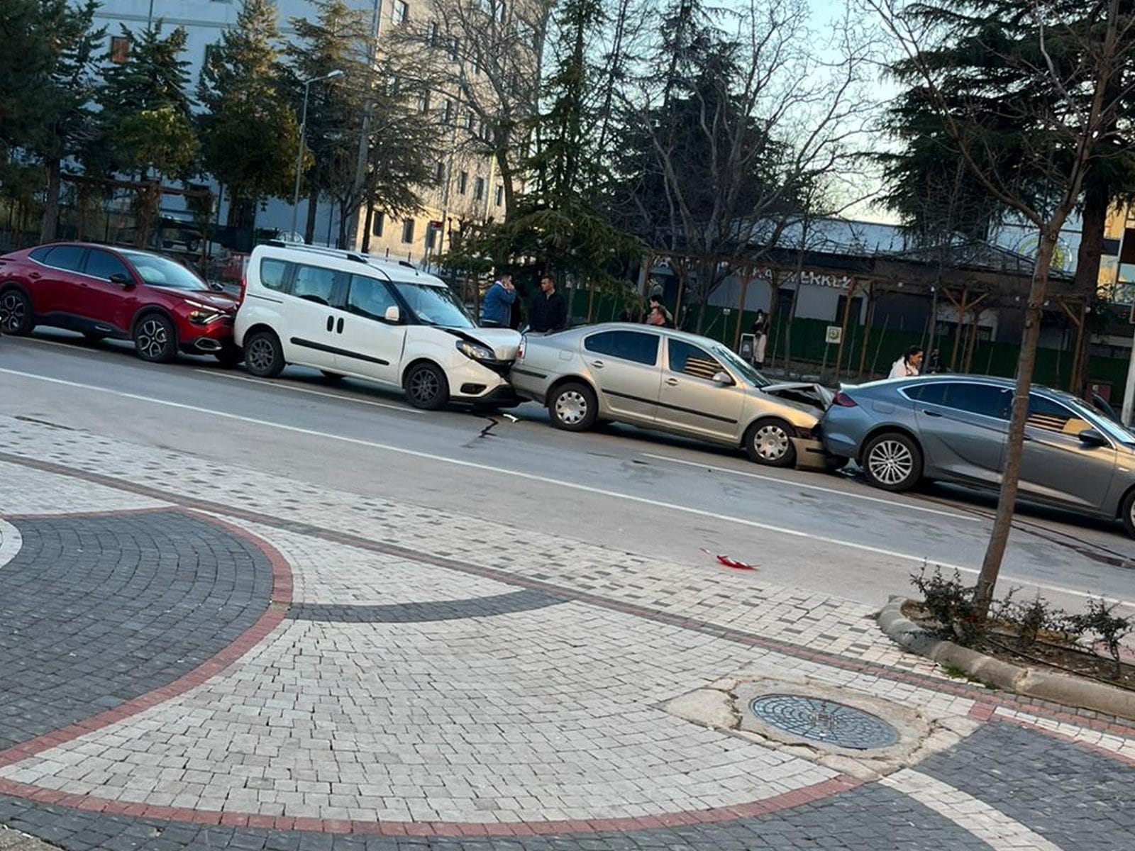 Isparta'da Akşam Yoğunluğunda Zincirleme Kaza: Dört Araç Hasar Gördü, Can Kaybı Yaşanmadı