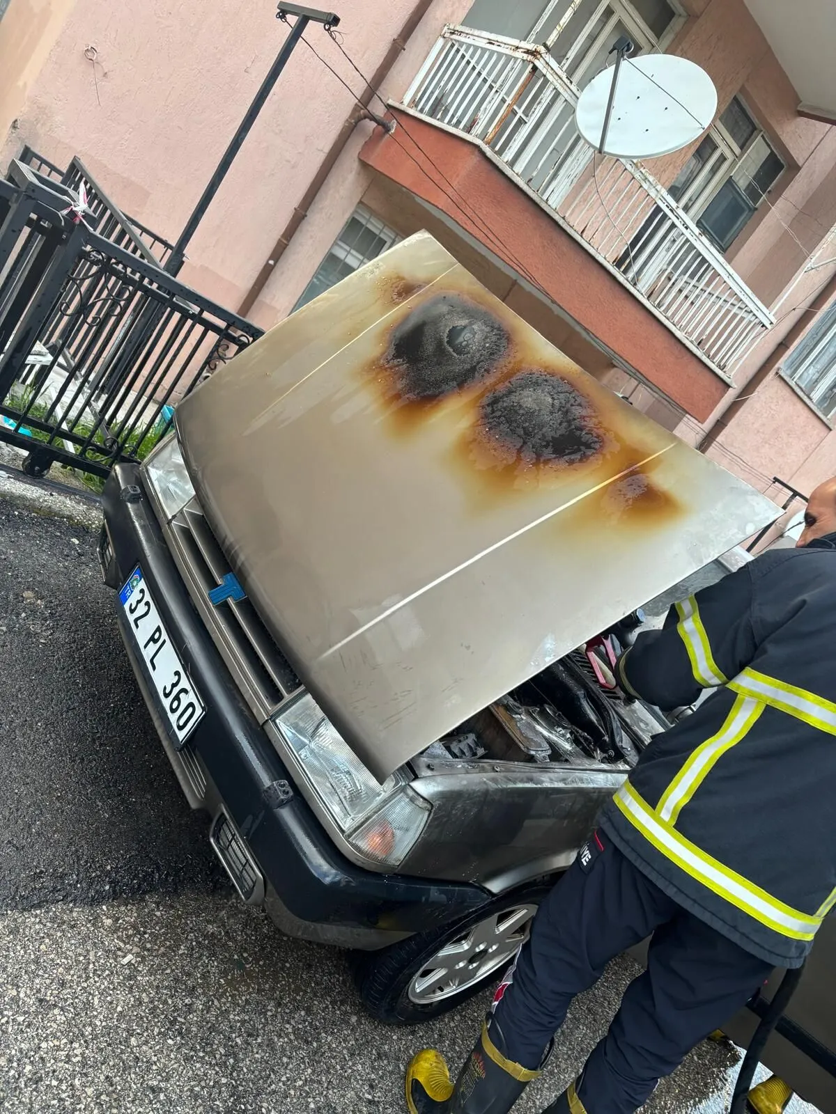 Isparta'da Gizemli Otomobil Yangını: Mahalle Sakinleri Korku Dolu Anlar Yaşadı