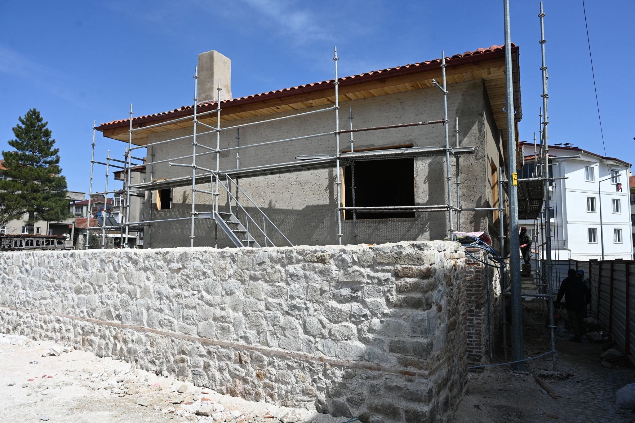 Isparta'nın Kalbinde Yeni Bir Soluk: "Beyaz Ev" Damgacı Sokak'ı Dönüştürüyor