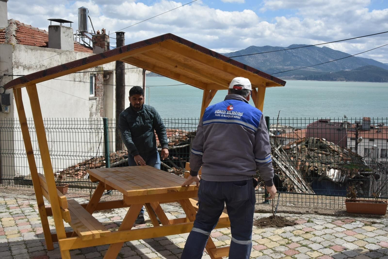 Eğirdir'de Öğrenci Talebi Bir Saatte Gerçeğe Dönüştü: Okul Bahçesine Hızlı Dokunuş
